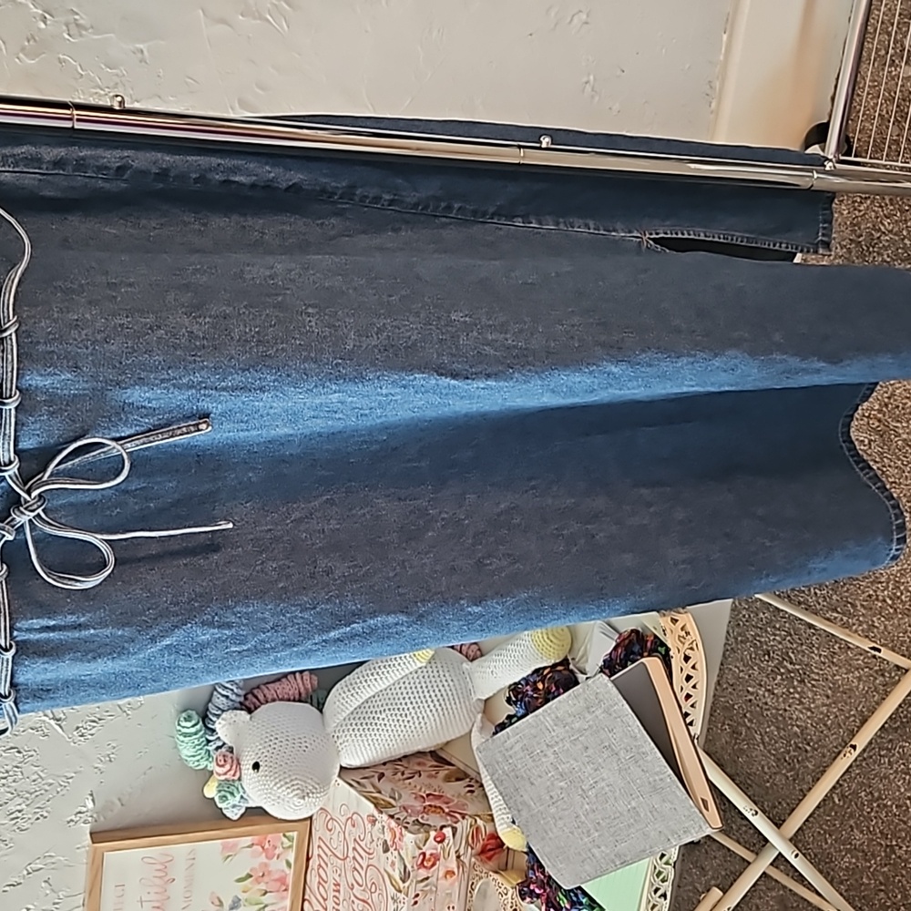 Sleeveless Blue Midi Dress with Pintuck Bodice - Picture 3 of 9